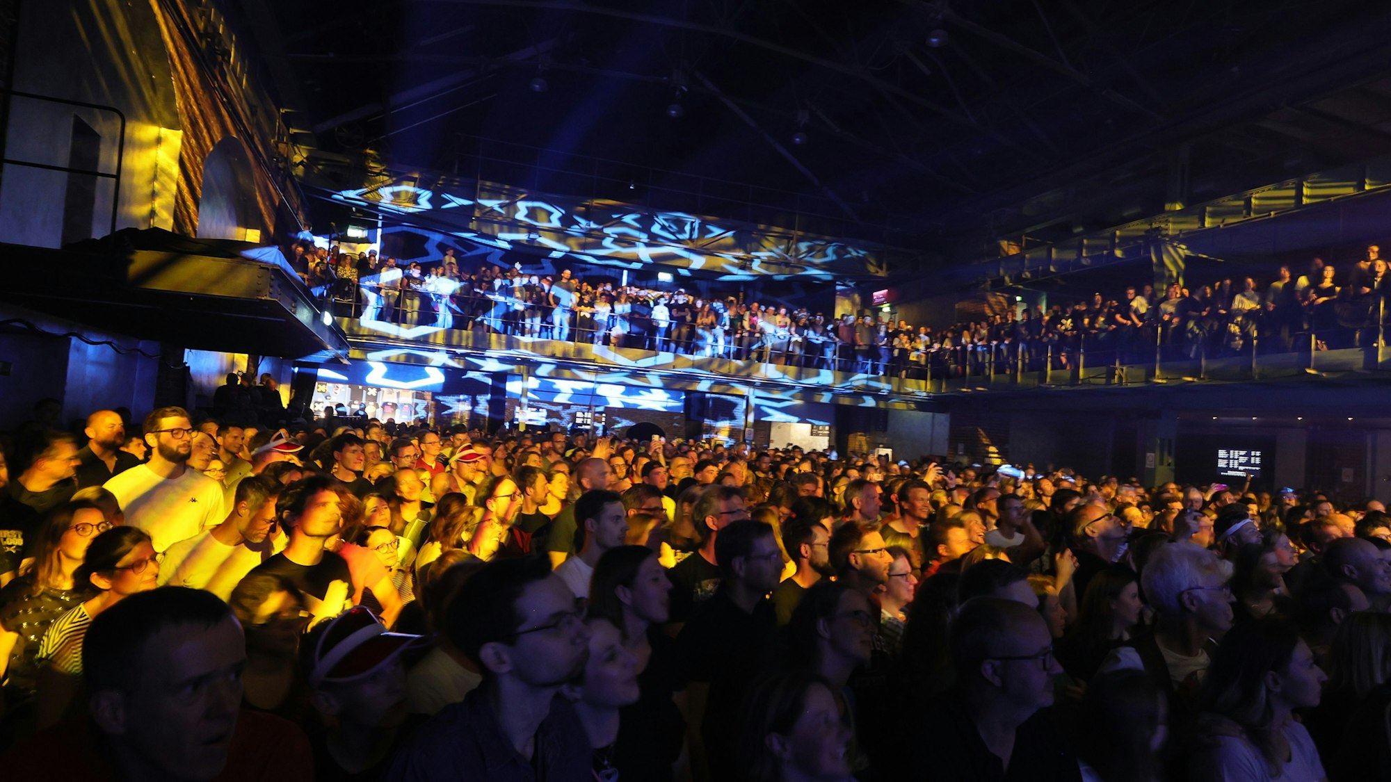 Blick ins Publikum beim Konzert der Sportfreunde Stiller.