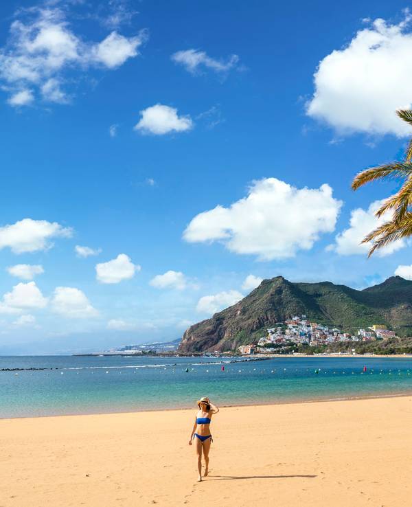 Eine Frau am Strand auf Teneriffa.