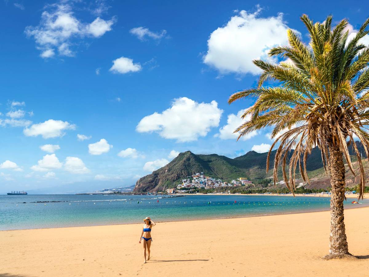 Eine Frau am Strand auf Teneriffa.