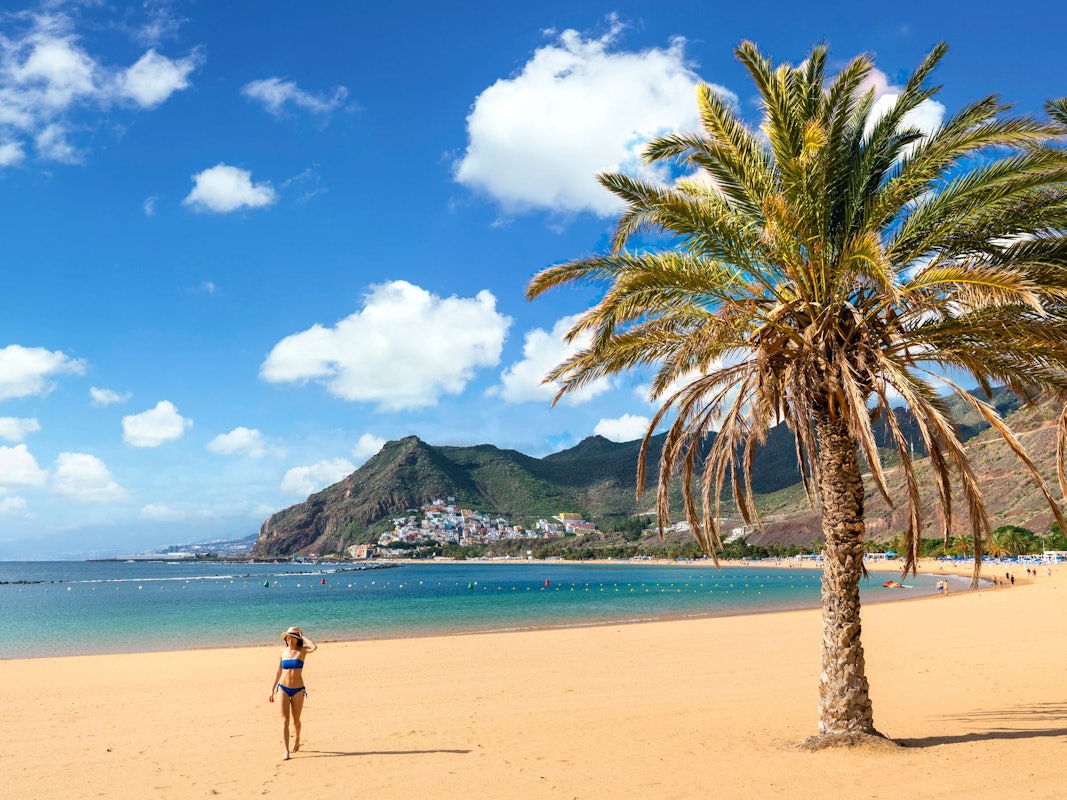 Eine Frau am Strand auf Teneriffa.
