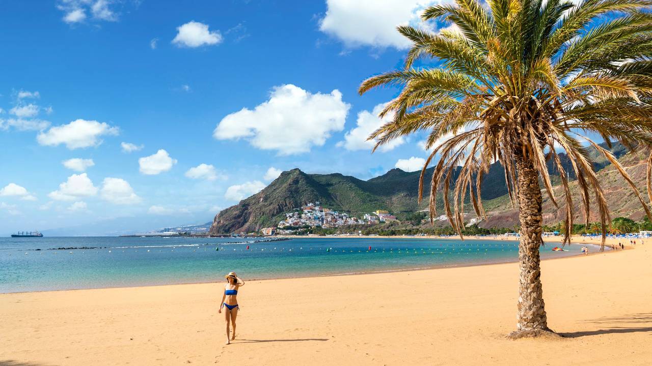 Eine Frau am Strand auf Teneriffa.