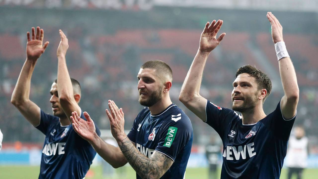 Jeff Chabot feiert mit Jonas Hector und Ellyes Skhiri den Sieg bei Bayer Leverkusen.