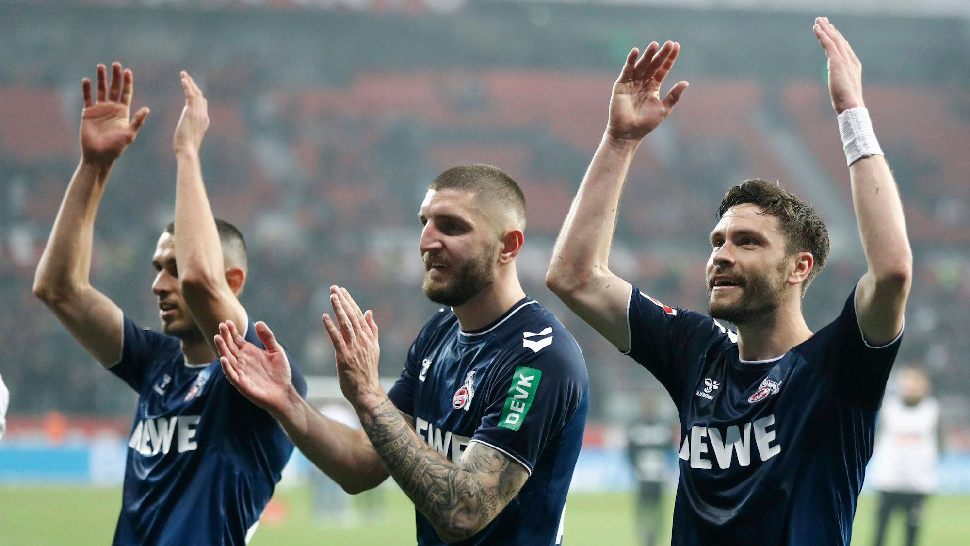 Jeff Chabot feiert mit Jonas Hector und Ellyes Skhiri den Sieg bei Bayer Leverkusen.