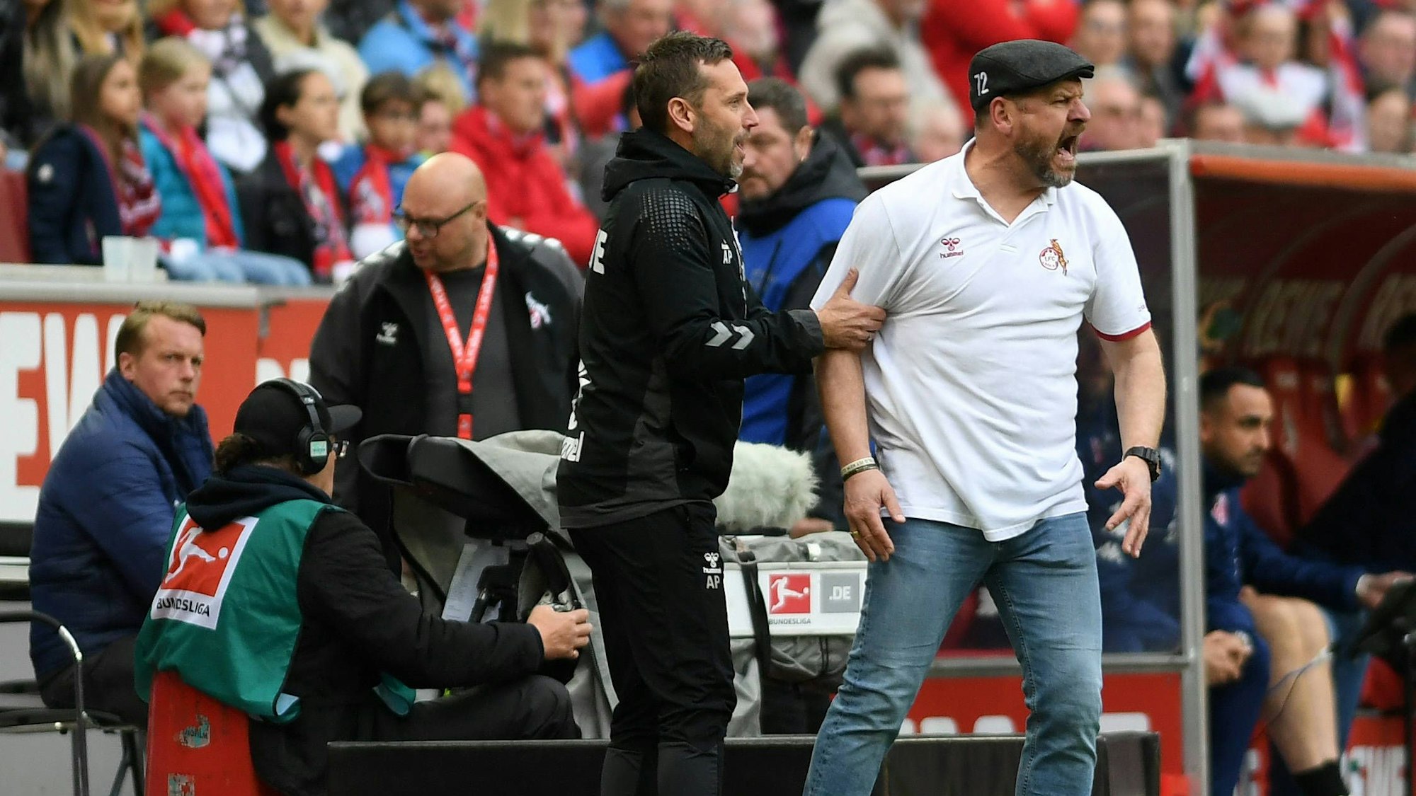 André Pawlak beruhigt den brüllenden Steffen Baumgart.