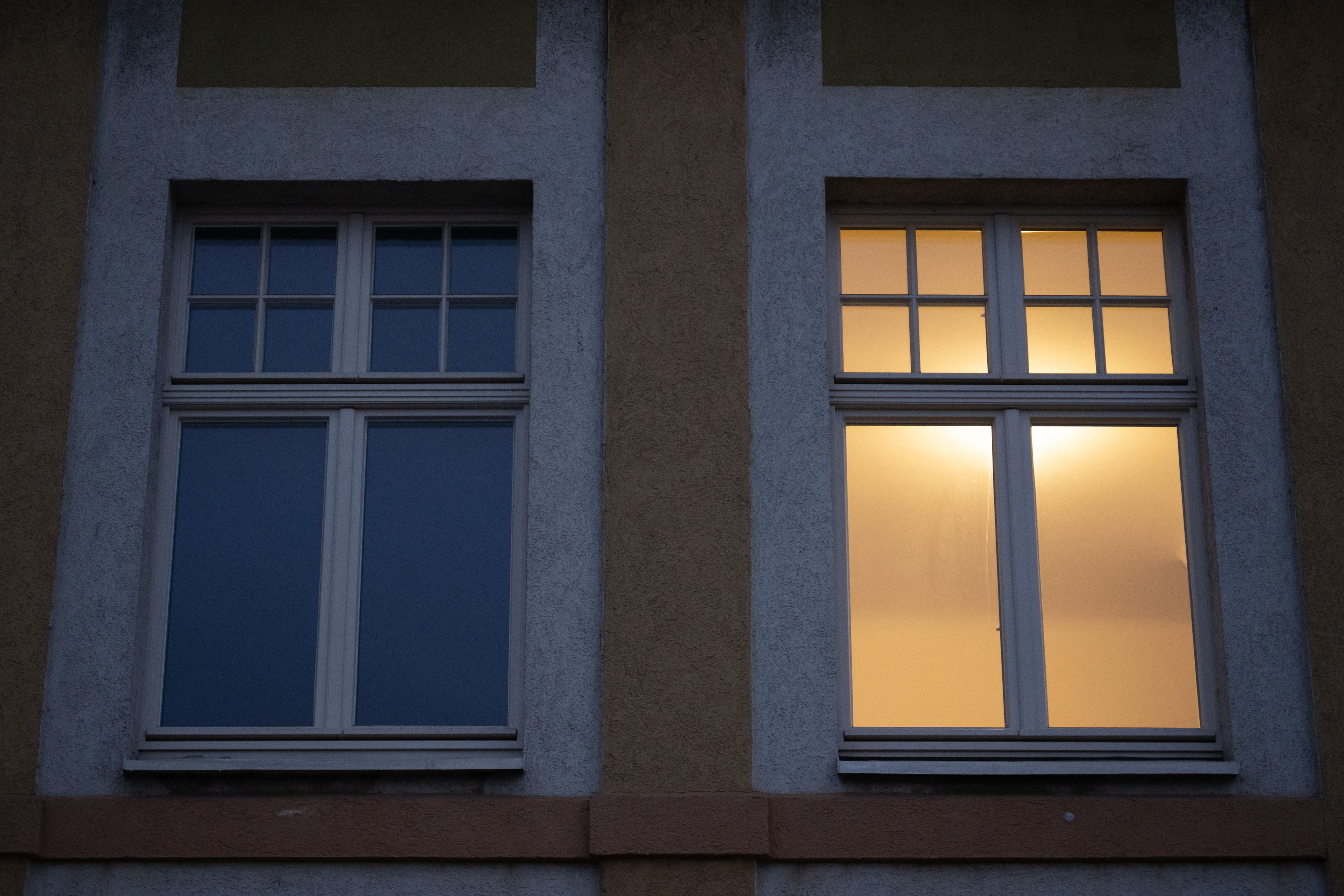Ein Fenster in einer Wohnung ist beleuchtet.