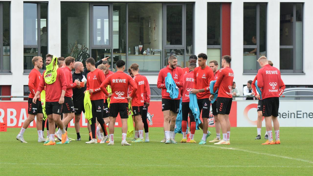 Die Spieler des 1. FC Köln ziehen sich Leibchen über.