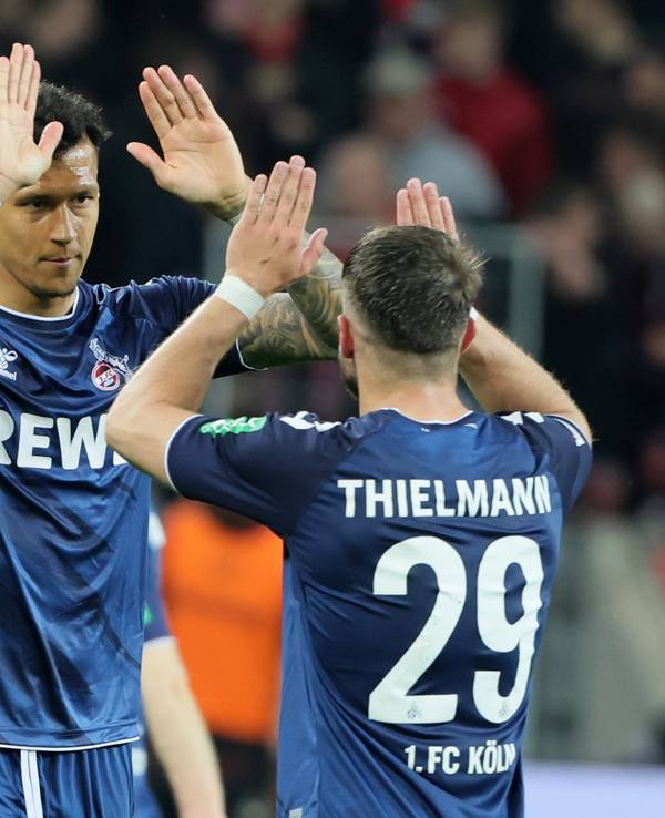 Davie Selke und Jan Thielmann klatschen ab.