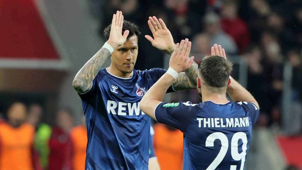 Davie Selke und Jan Thielmann klatschen ab.