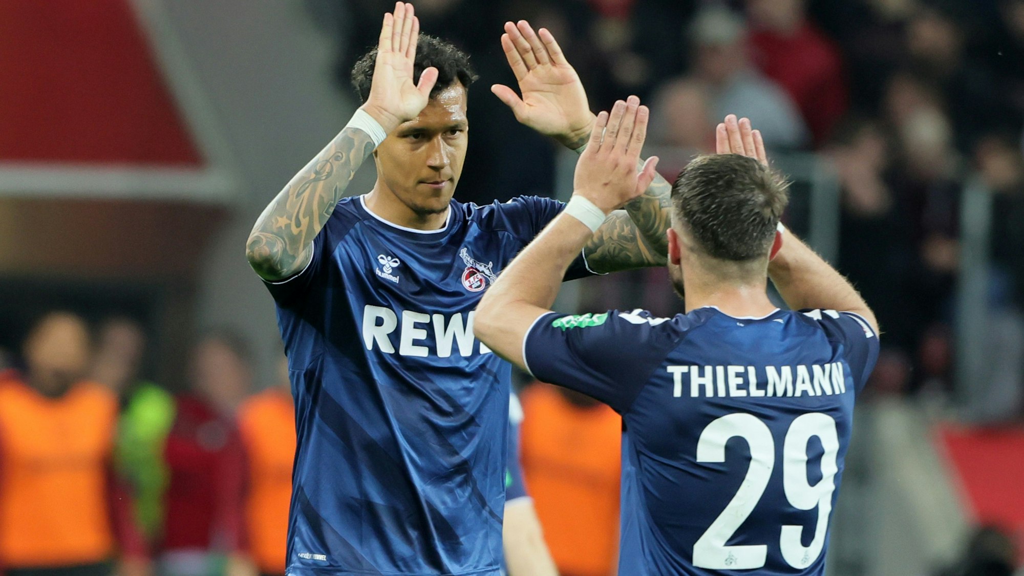 Davie Selke und Jan Thielmann klatschen ab.