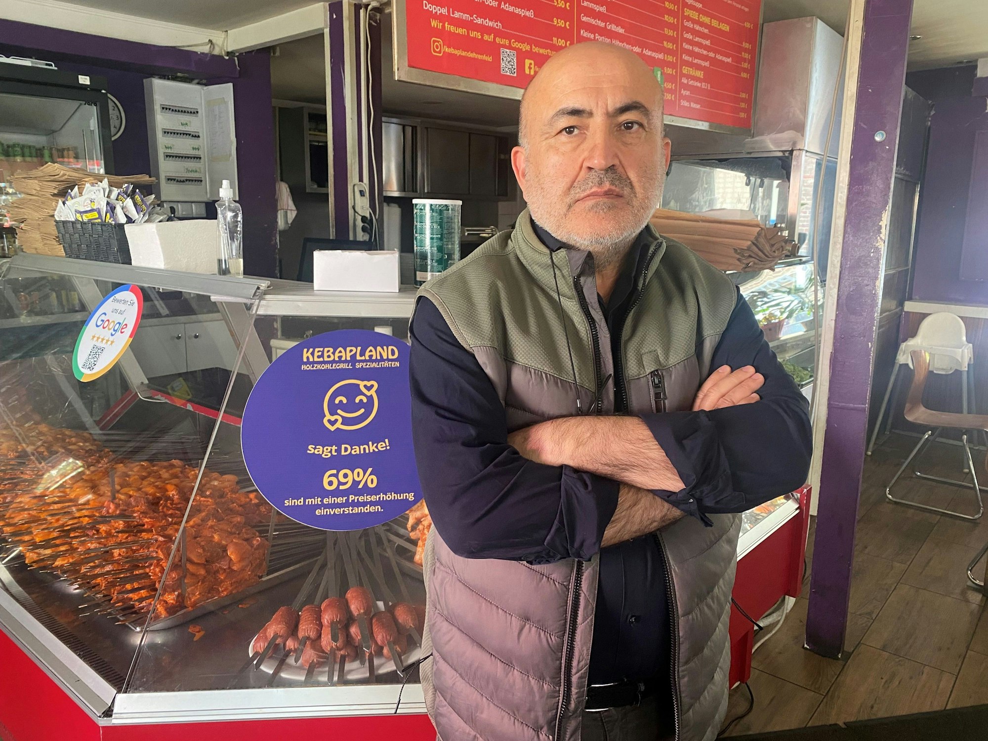 Kebapland-Inhaber Murat Demir im Lokal, nachdem es dort gebrannt hatte