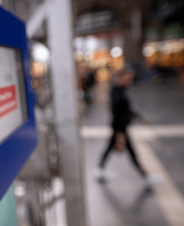 Ein Hinweis für das Deutschlandticket steht am Hauptbahnhof auf einem Fahrkartenautomat.