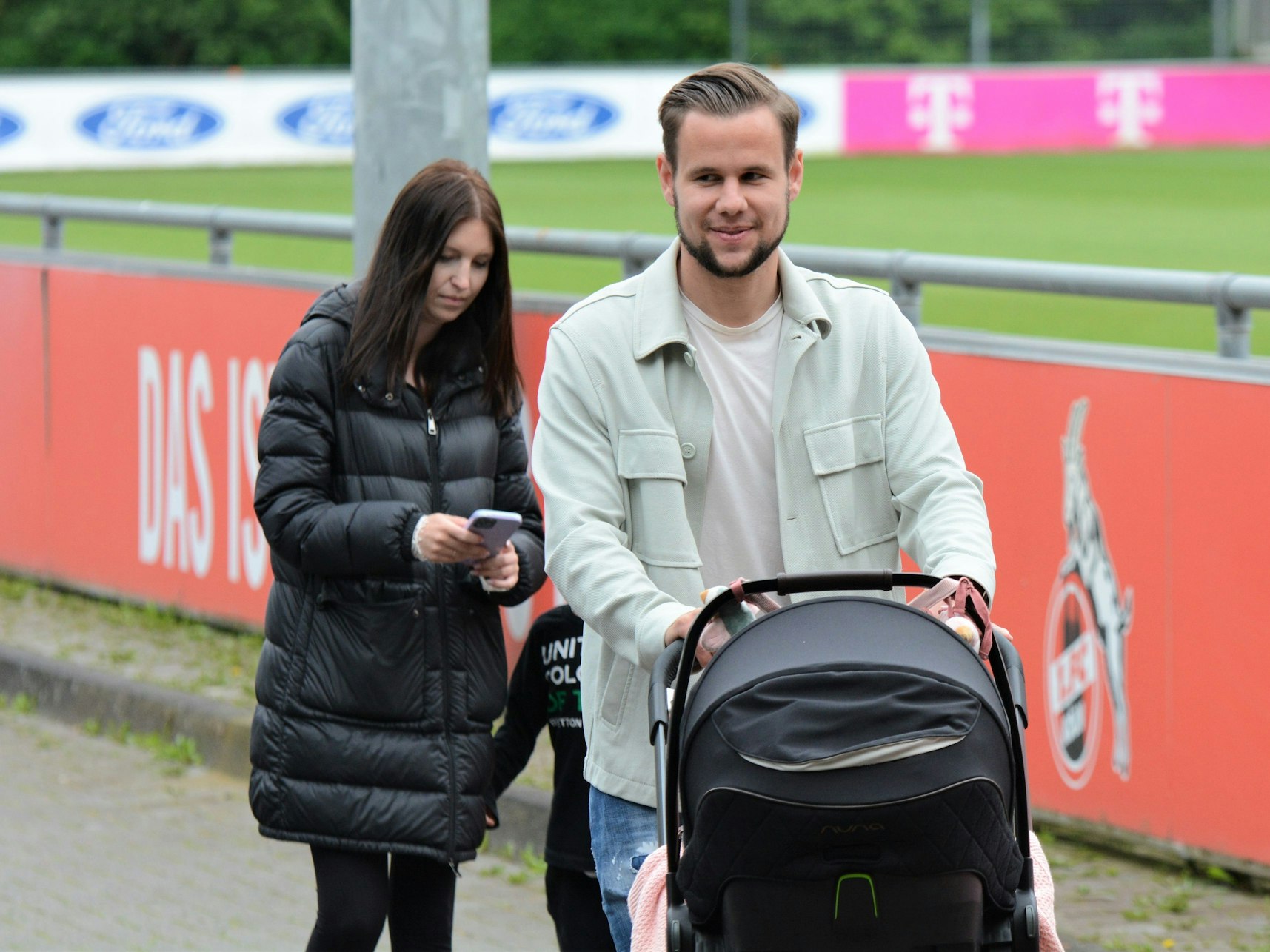 Louis Schaub schiebt einen Kinderwagen.