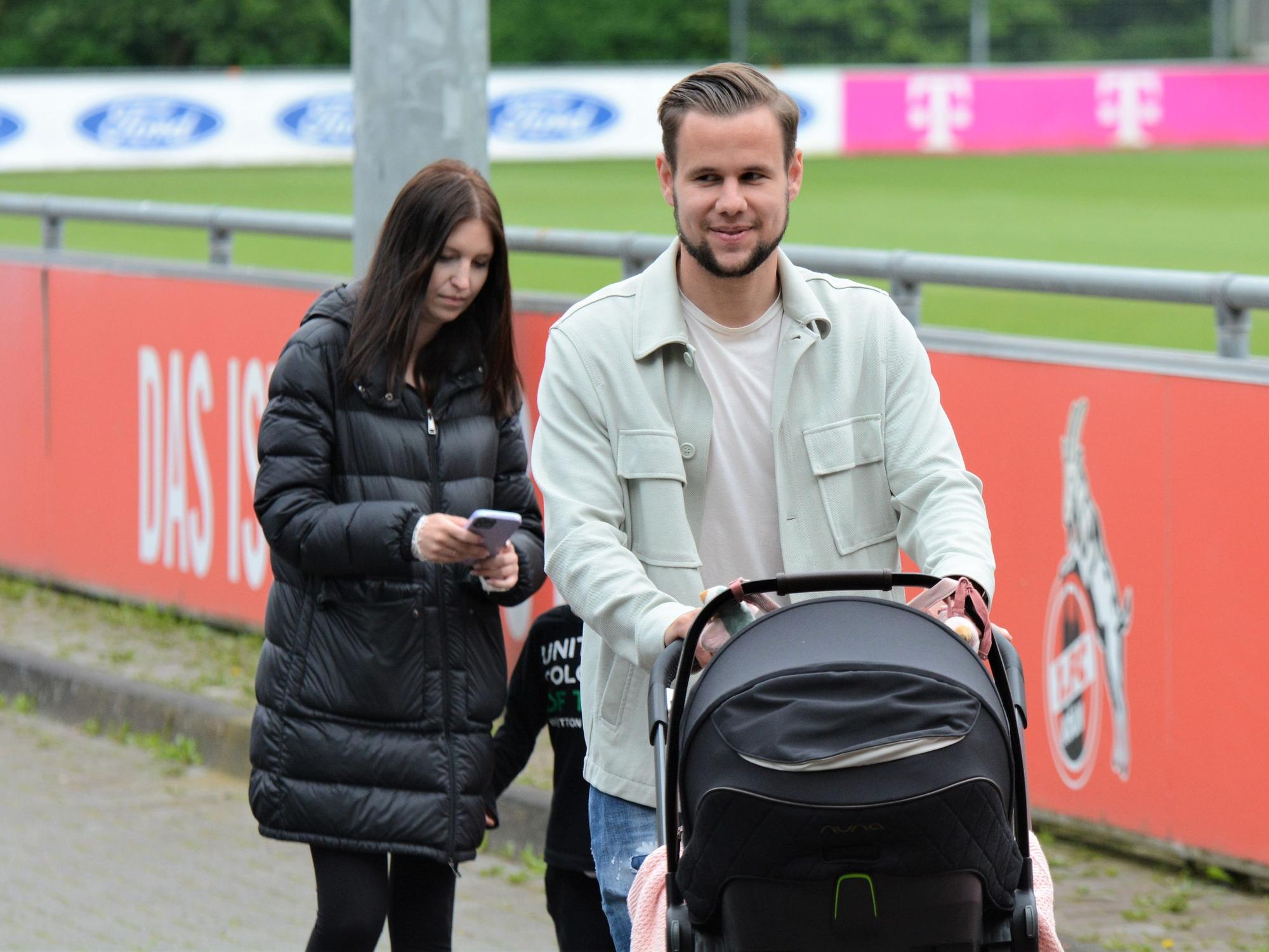 Louis Schaub schiebt einen Kinderwagen.