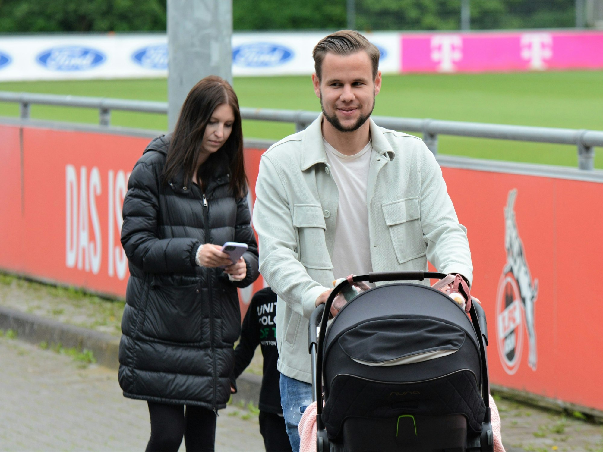 Louis Schaub schiebt einen Kinderwagen.