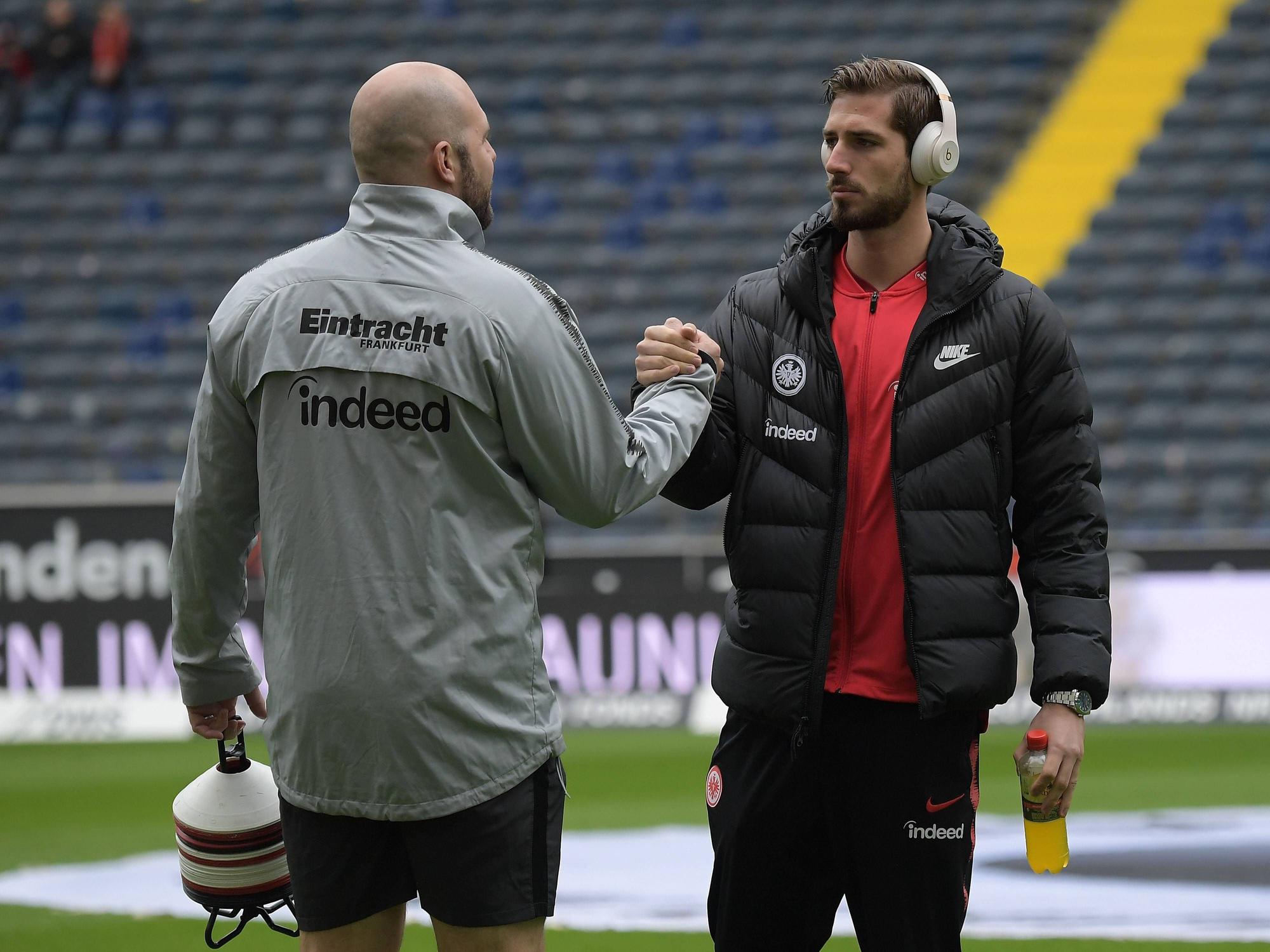 Athletiktrainer Martin Spohrer gibt Torwart Kevin Trapp die Hand.