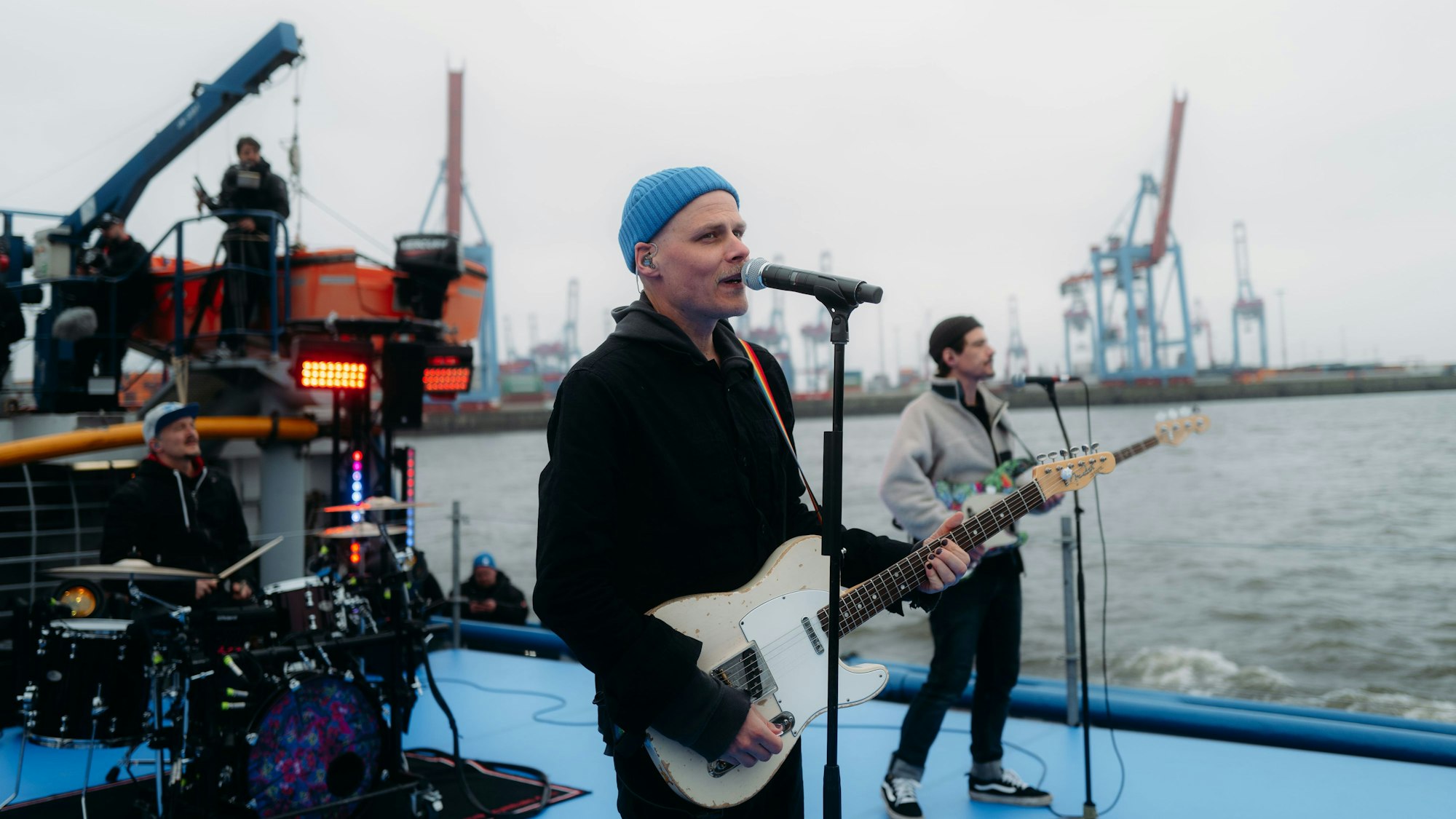 Beim großen Schlepperballett durfte die Kölner Gruppe Cat Ballou im Hamburger Hafen auftreten.