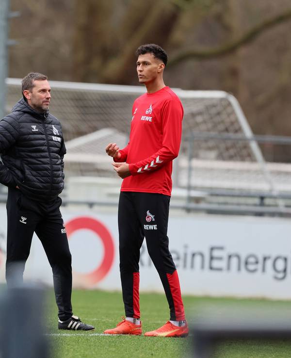 André Pawlak spricht beim Training des 1. FC Köln mit Davie Selke.