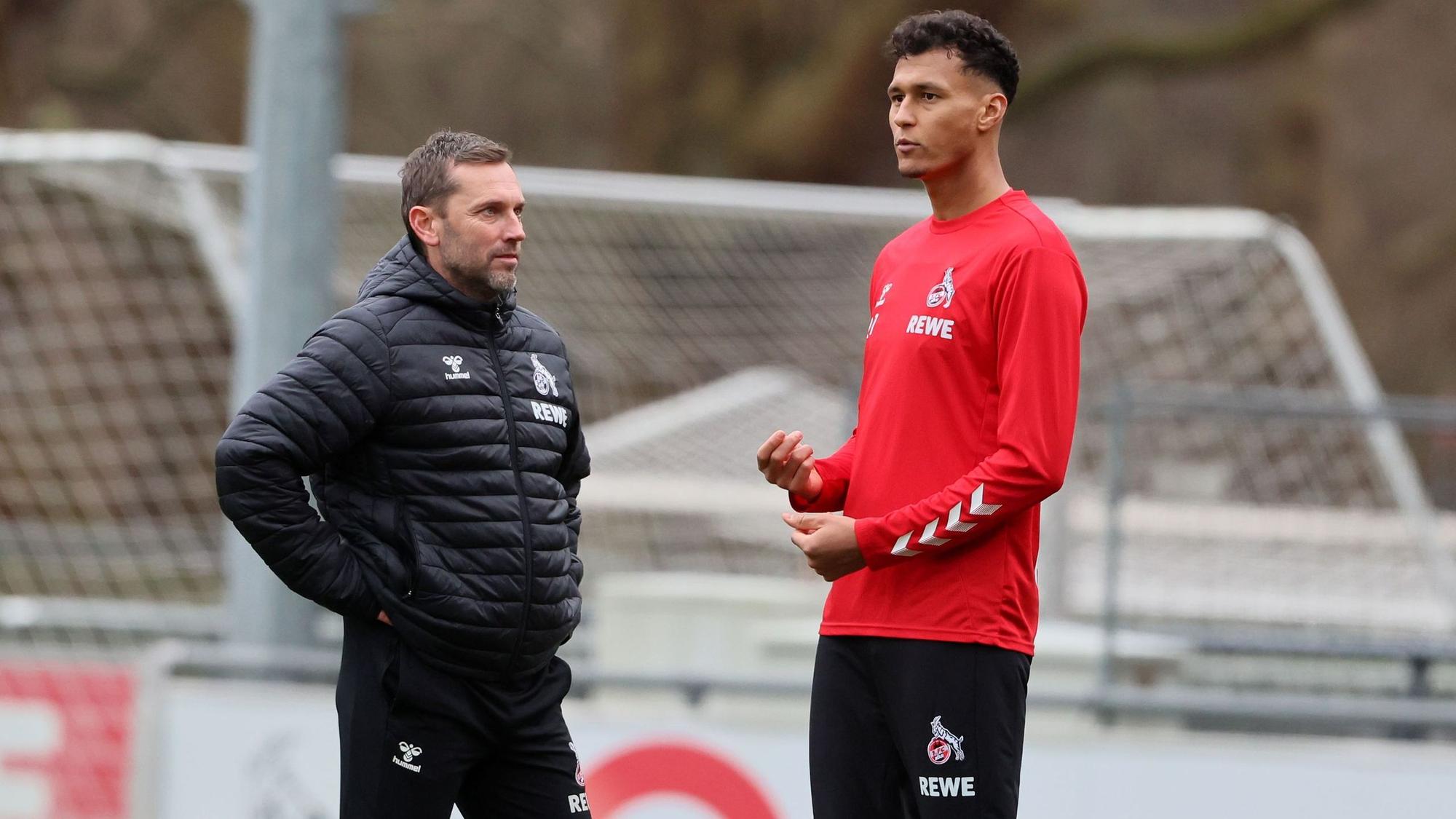 André Pawlak spricht beim Training des 1. FC Köln mit Davie Selke.