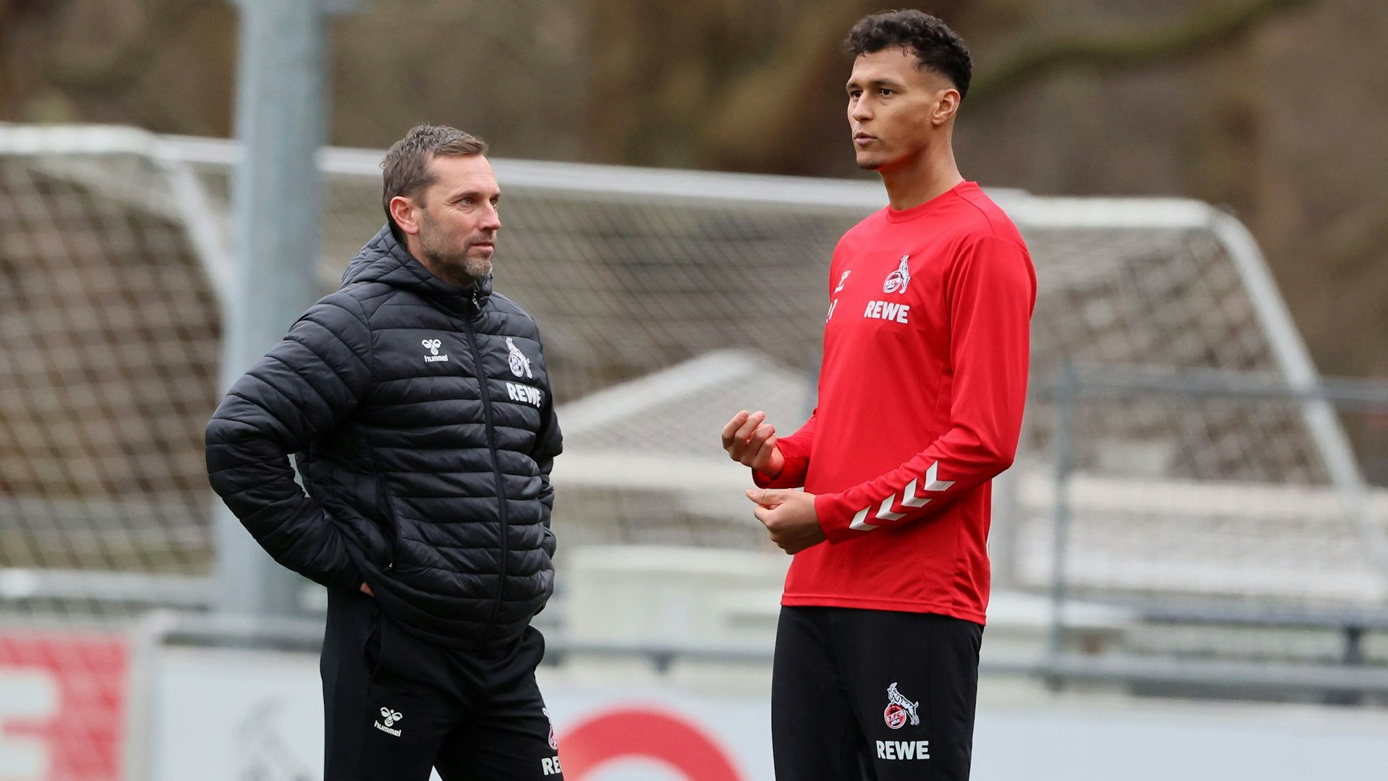 André Pawlak spricht beim Training des 1. FC Köln mit Davie Selke.