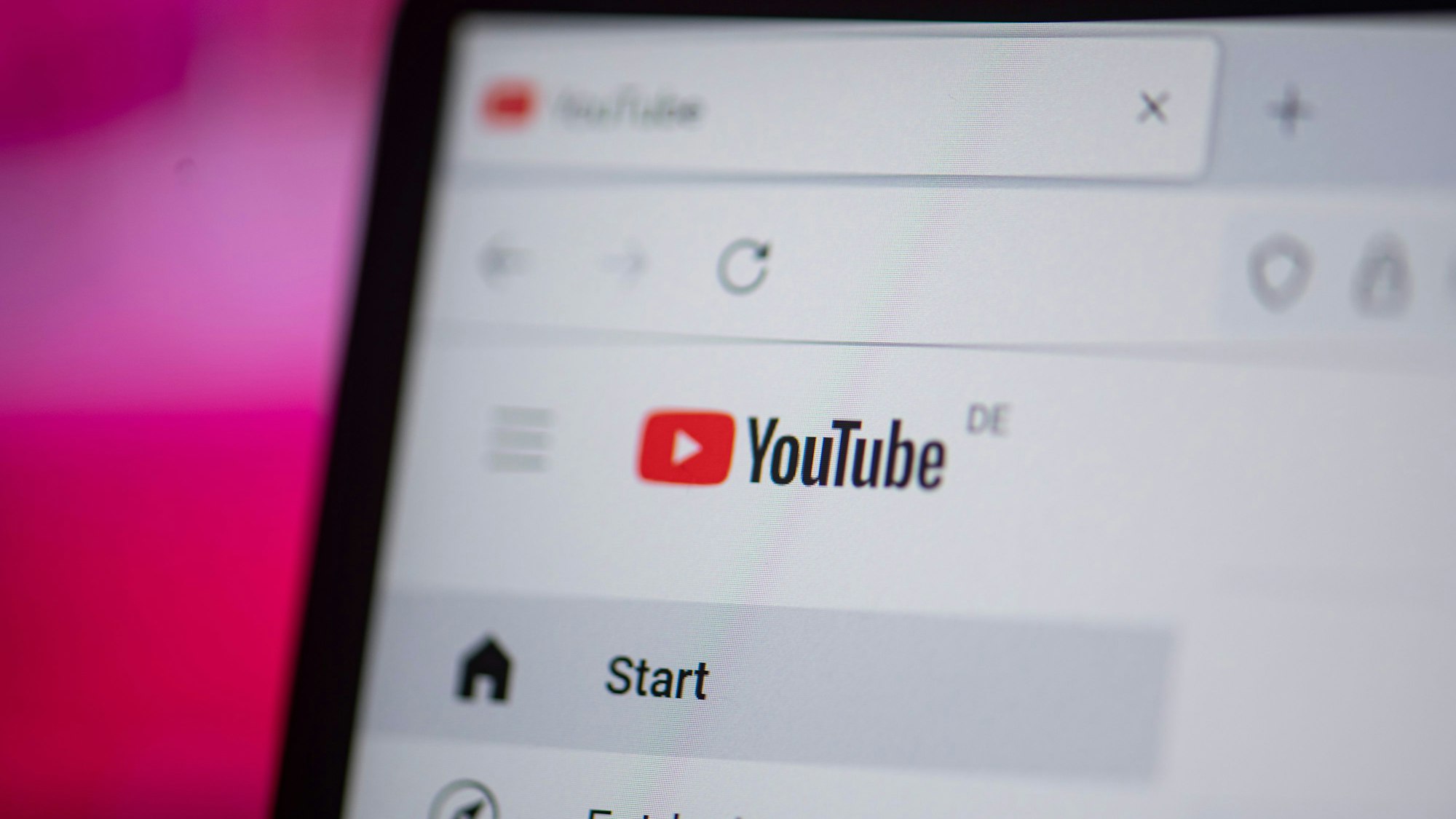 Auf einem Laptop-Bildschirm sieht man das Logo von YouTube.