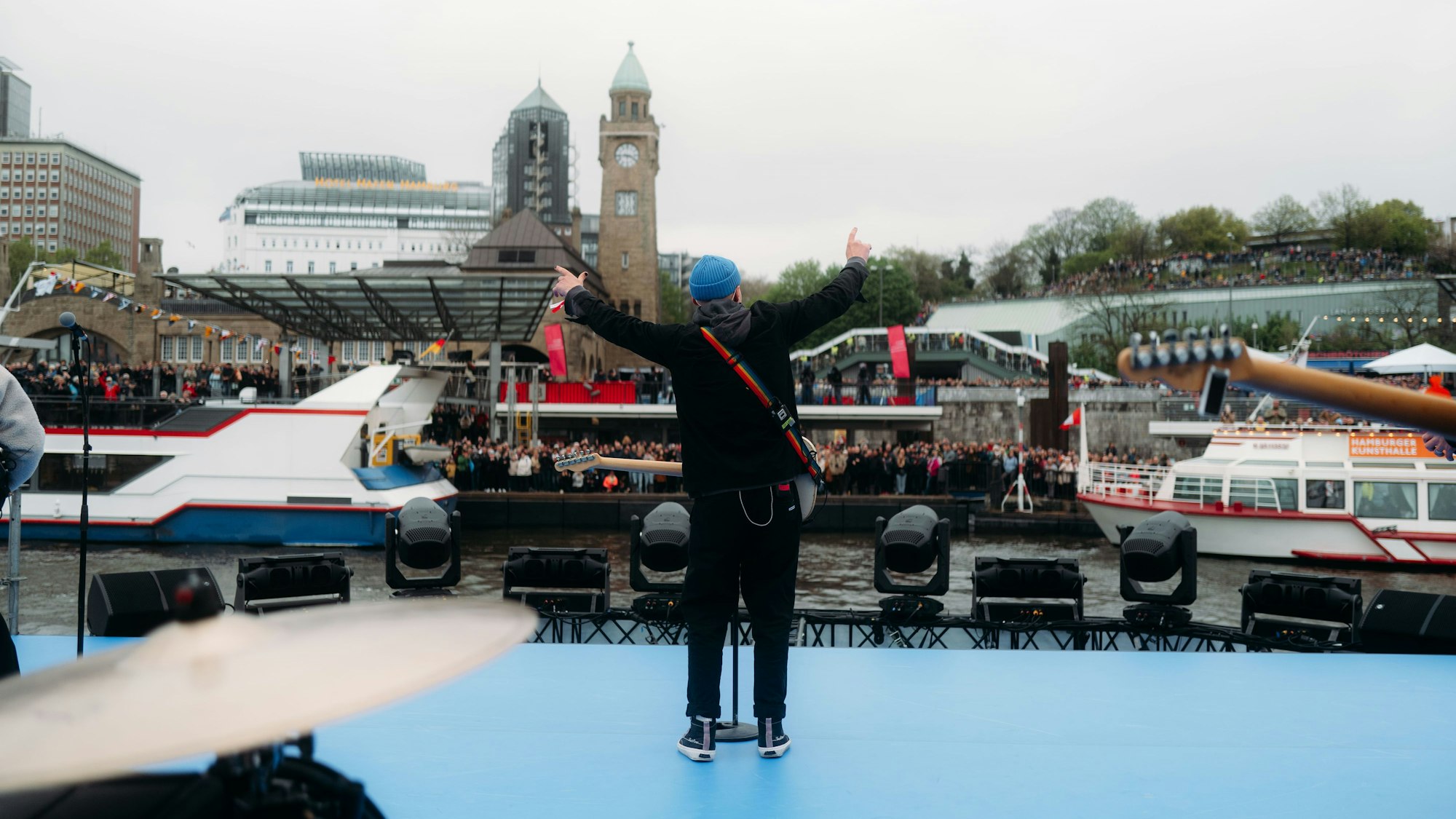 Beim großen Schlepperballett 2023 durfte die Kölner Band Cat Ballou im Hamburger Hafen auftreten.