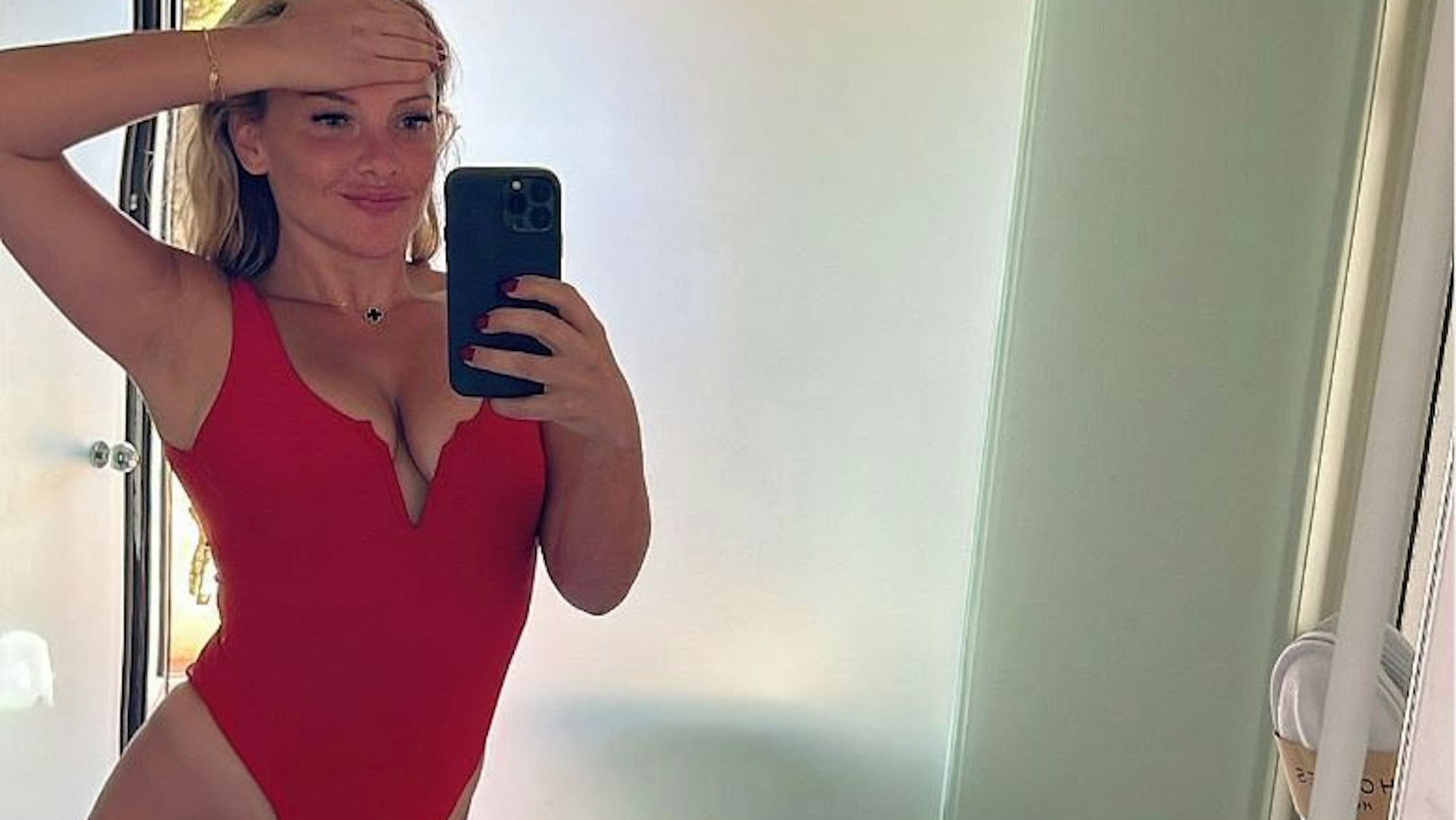 Evelyn Burdecki (hier auf einem Instagram-Selfie von 2023) wurde fast zum Betrugsopfer.