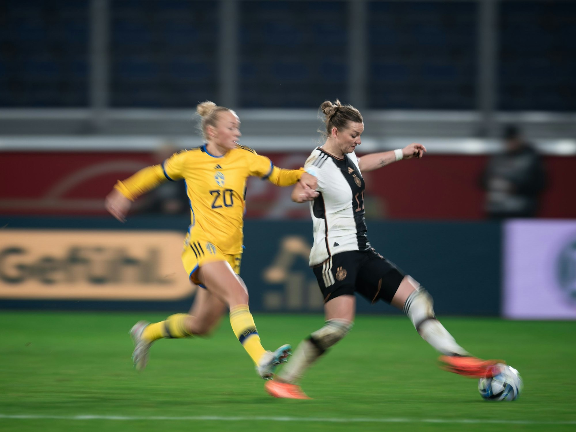 Schwedens Hanna Bennison (l) im Zweikampf mit Deutschlands Alexandra Popp.