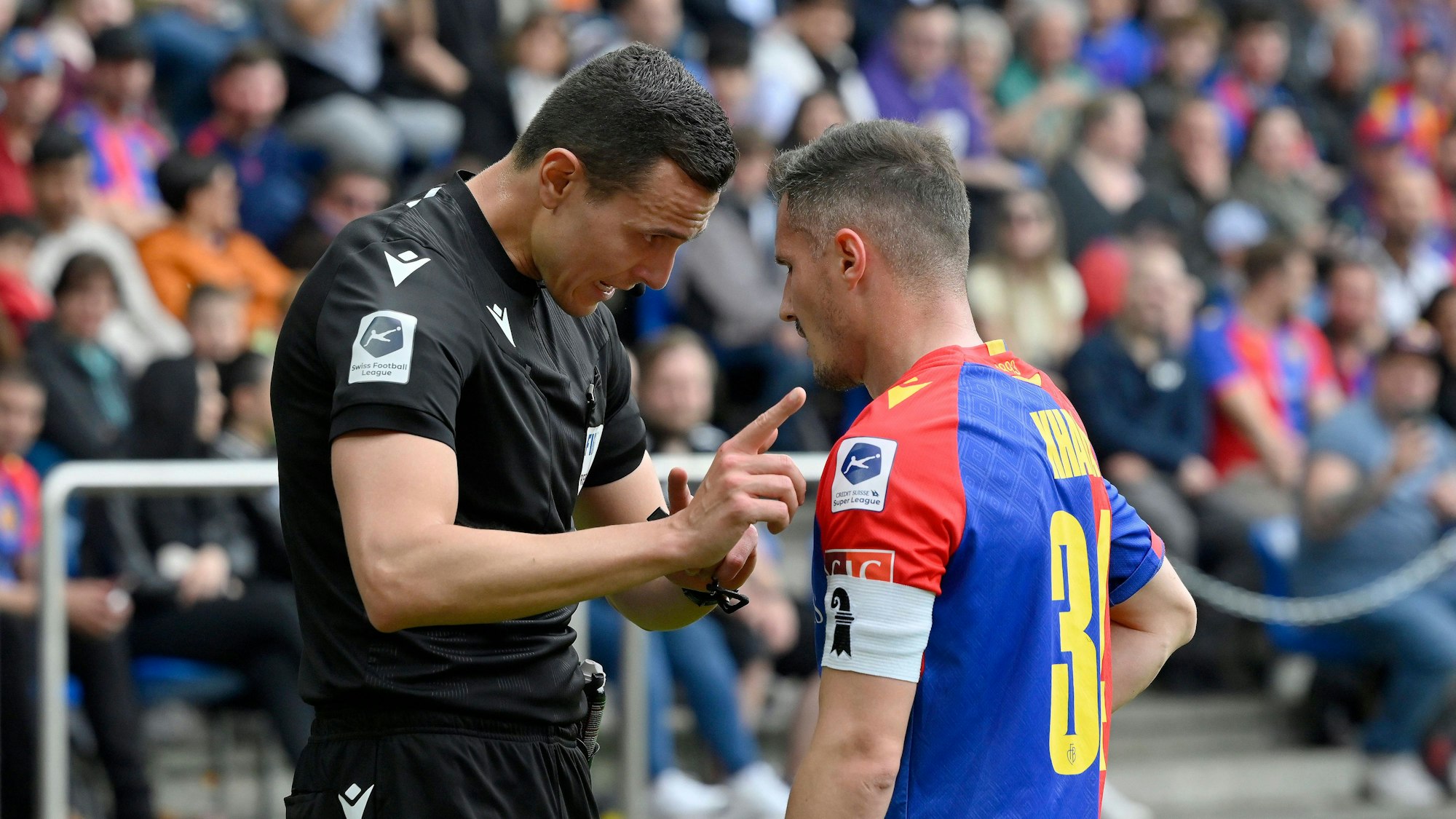 Schiedsrichter Alessandro Dudic redet auf Taulant Xhaka ein.