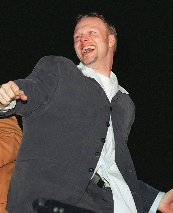 Außer sich vor Freude sind der deutsche Kultstar Guildo Horn (l) und sein Texter Stefan Raab nach dem Grand Prix Eurovision de la Chanson in Birmingham in der Nacht zum 10. Mai 1998.