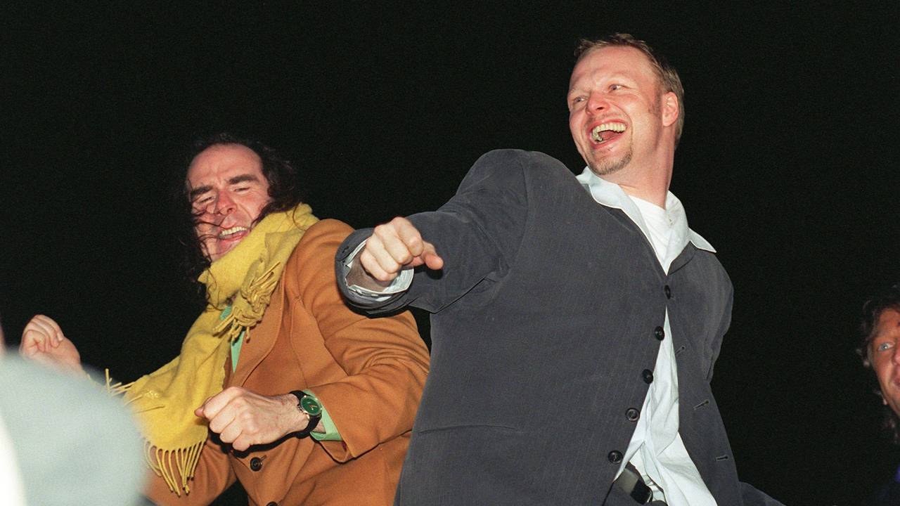 Außer sich vor Freude sind der deutsche Kultstar Guildo Horn (l) und sein Texter Stefan Raab nach dem Grand Prix Eurovision de la Chanson in Birmingham in der Nacht zum 10. Mai 1998.