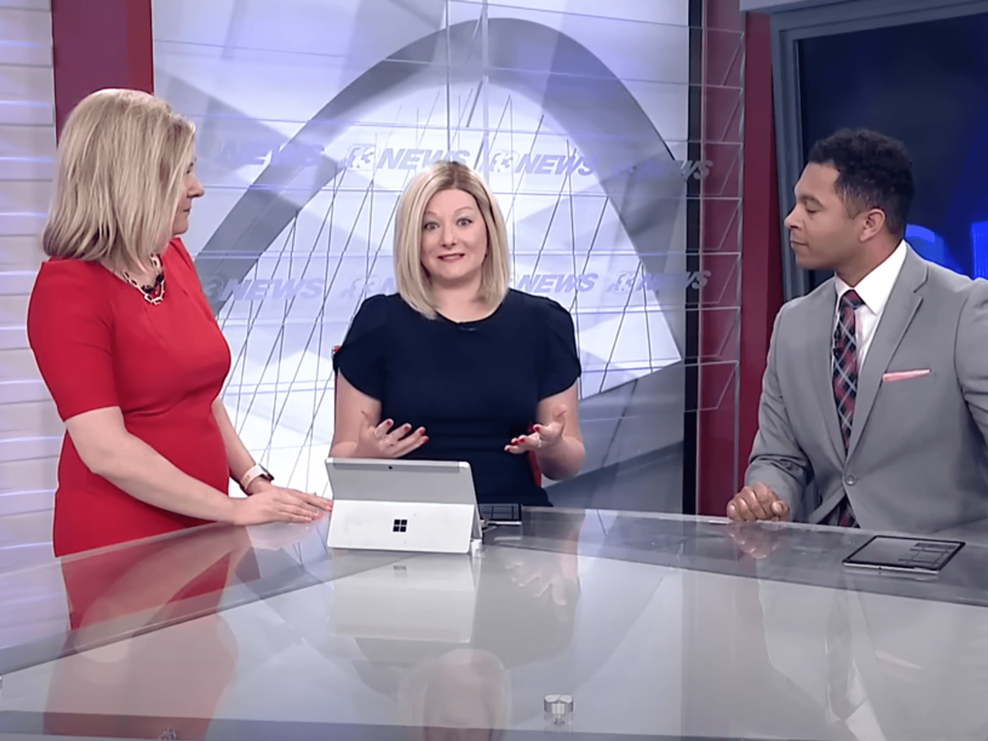 Calyn Thompson mit zwei Kollegen während der „Today in Iowa“ Show.