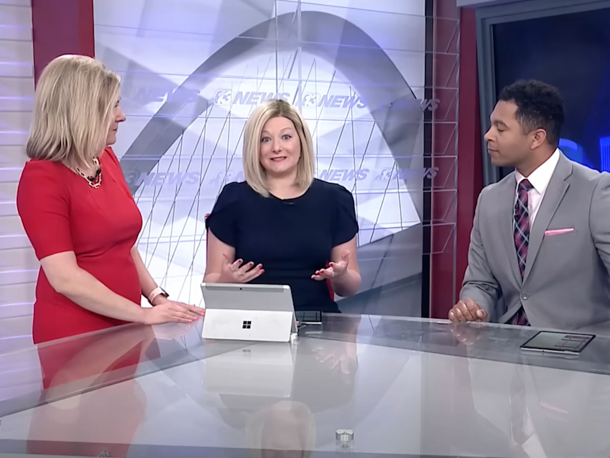 Calyn Thompson mit zwei Kollegen während der „Today in Iowa“ Show.