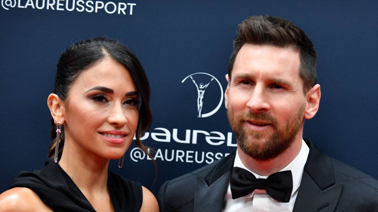 Lionel Messi steht mit seiner Frau Antonela Roccuzzo auf dem roten Teppich in Paris und posiert für die Kameras.