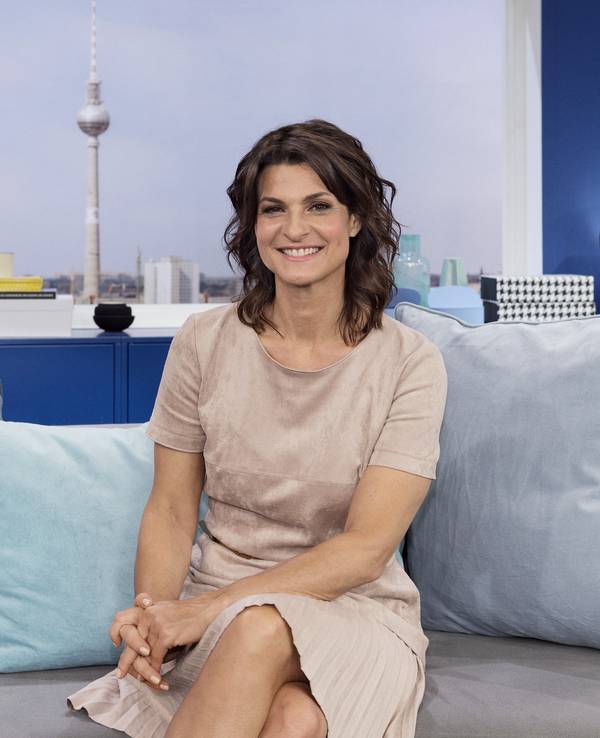 Marlene Lufen sitzt lächelnd auf einer Couch im Studio des Sat.1-Frühstücksfernsehens.