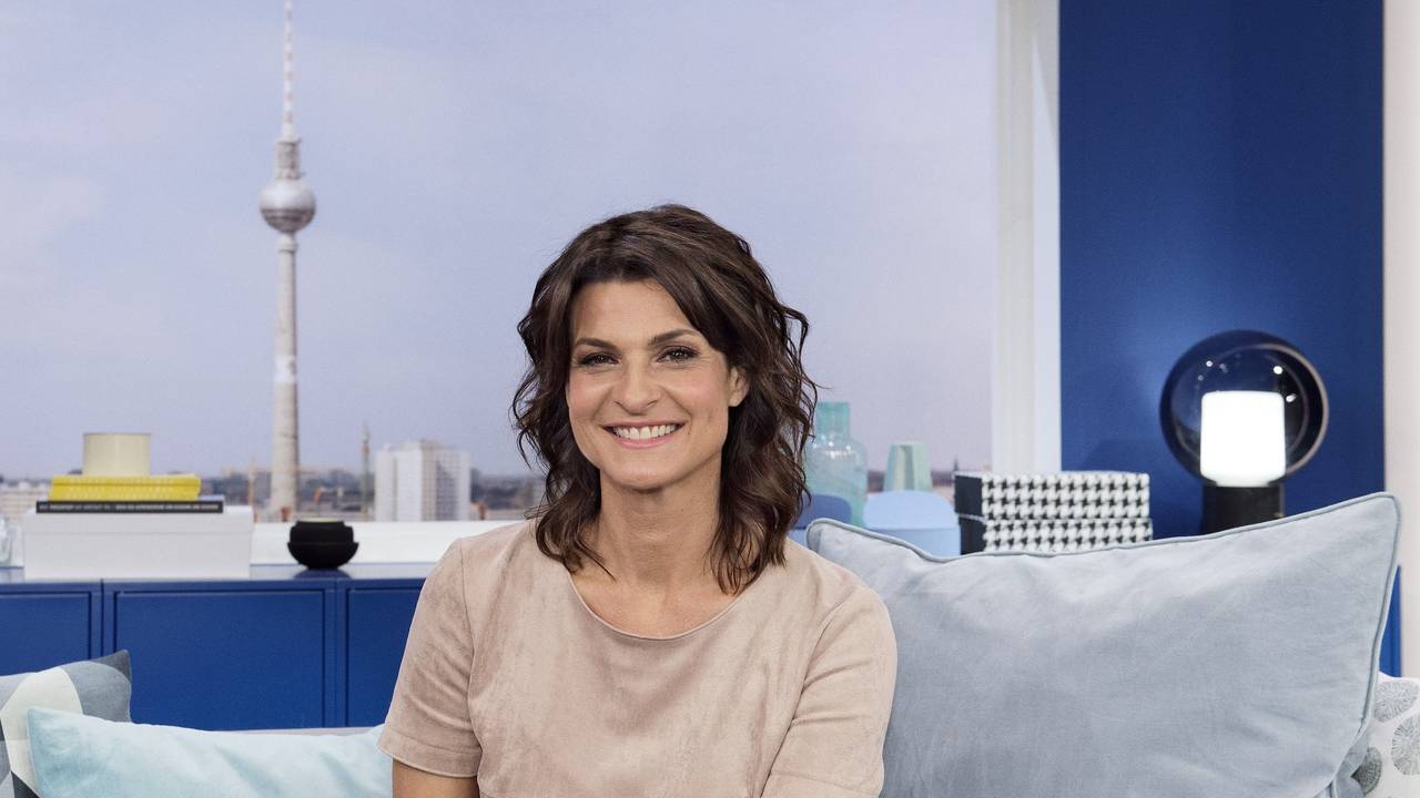 Marlene Lufen sitzt lächelnd auf einer Couch im Studio des Sat.1-Frühstücksfernsehens.