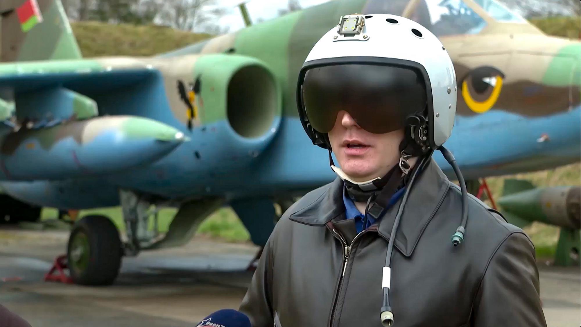 Auf diesem vom russischen Verteidigungsministeriums im April 2023 veröffentlichten Foto spricht ein belarussischer Luftwaffenpilot an einem nicht identifizierten Ort. Russische Gleitbomben könnten die Gegenoffensive der Ukraine erschweren.
