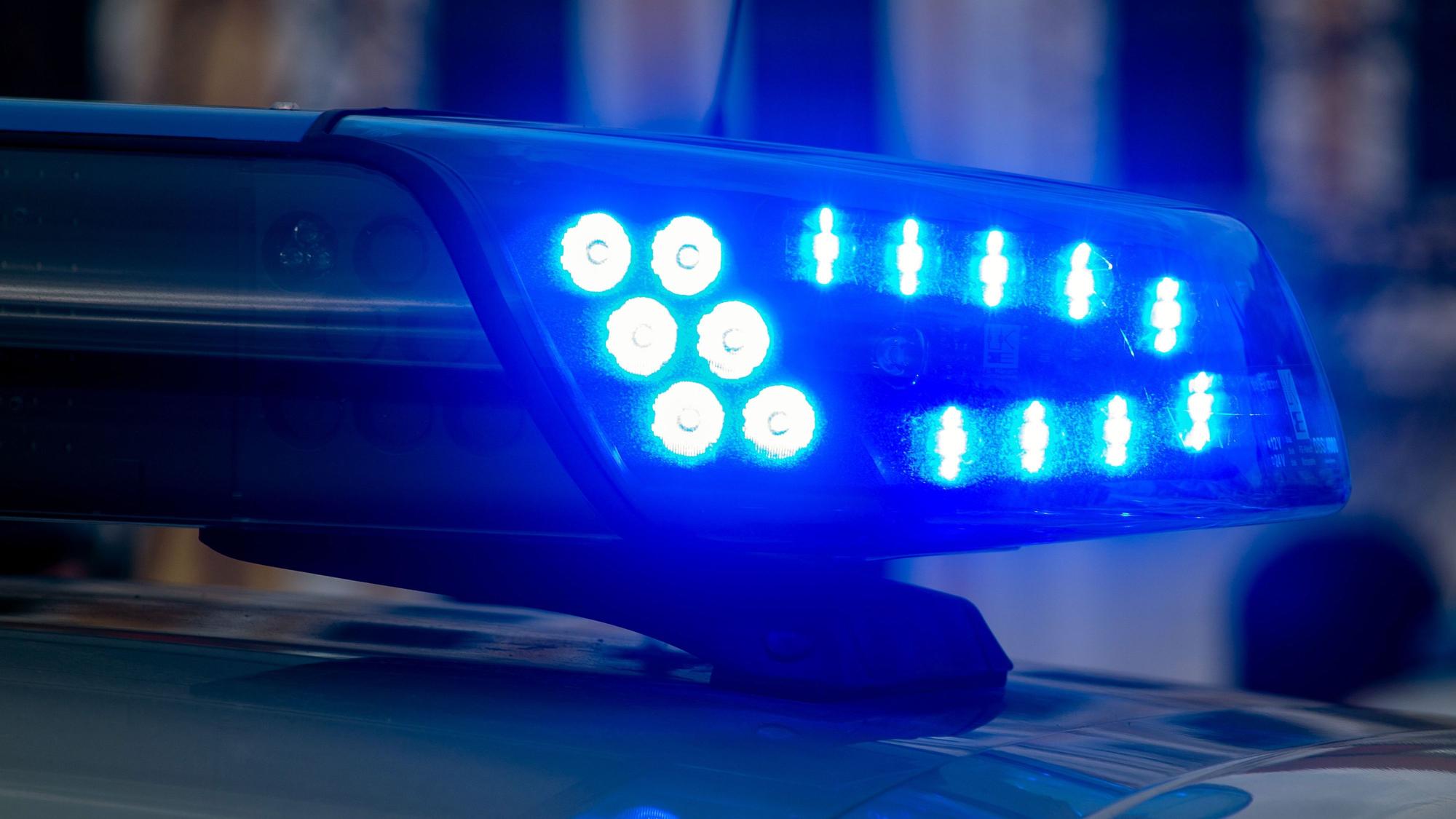 Ein Blaulicht der Polizei leuchtet auf.