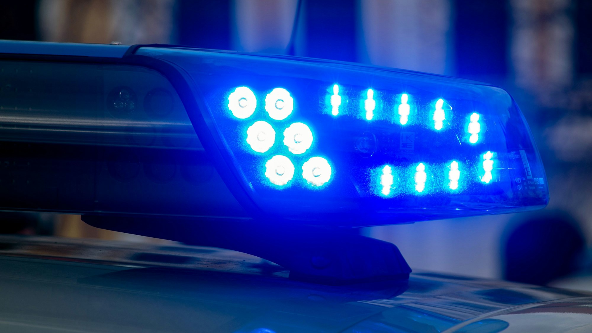 Ein Blaulicht der Polizei leuchtet auf.