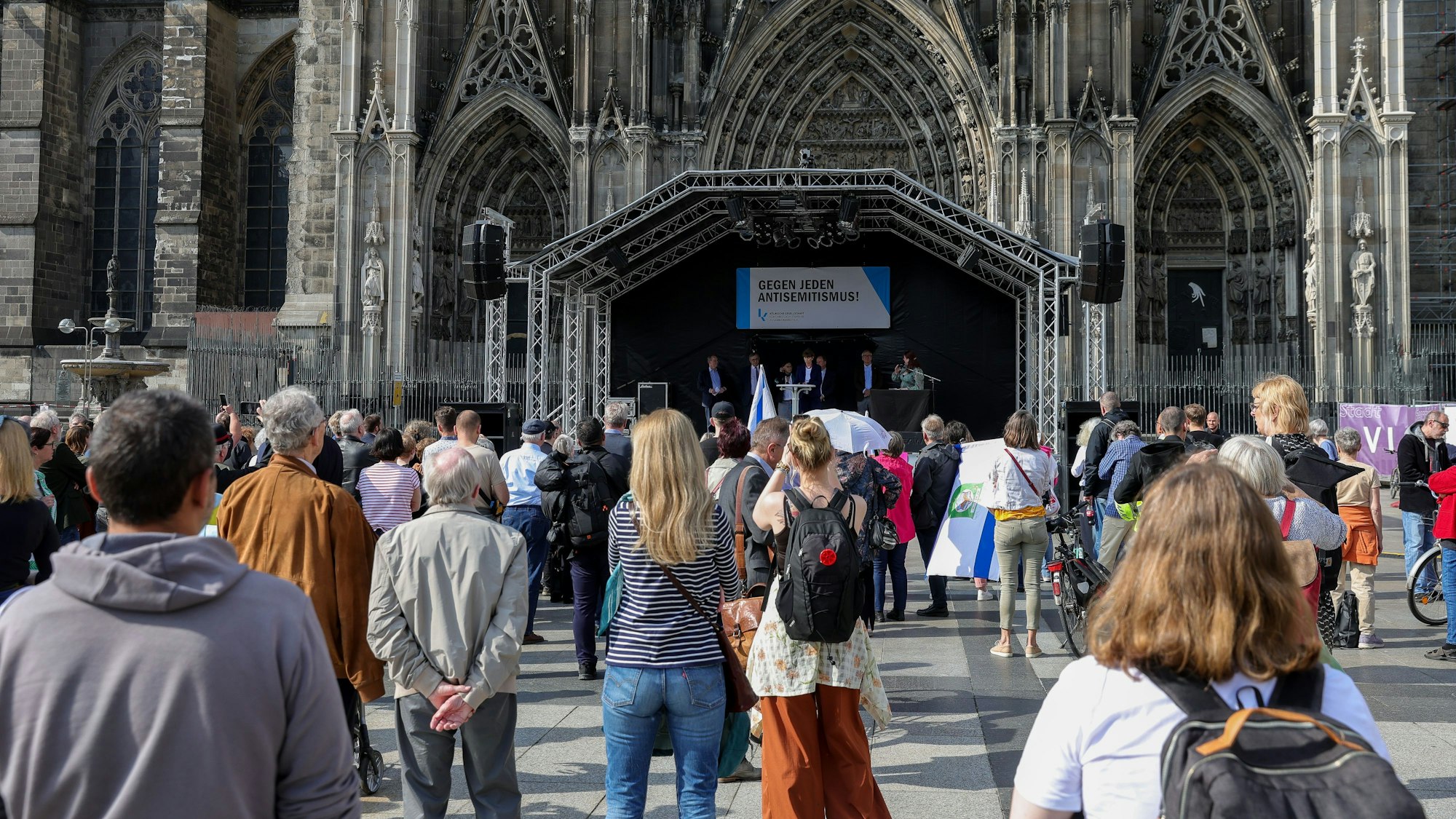Kundgebung gegen das Roger-Waters-Konzert in der Lanxess-Arena.