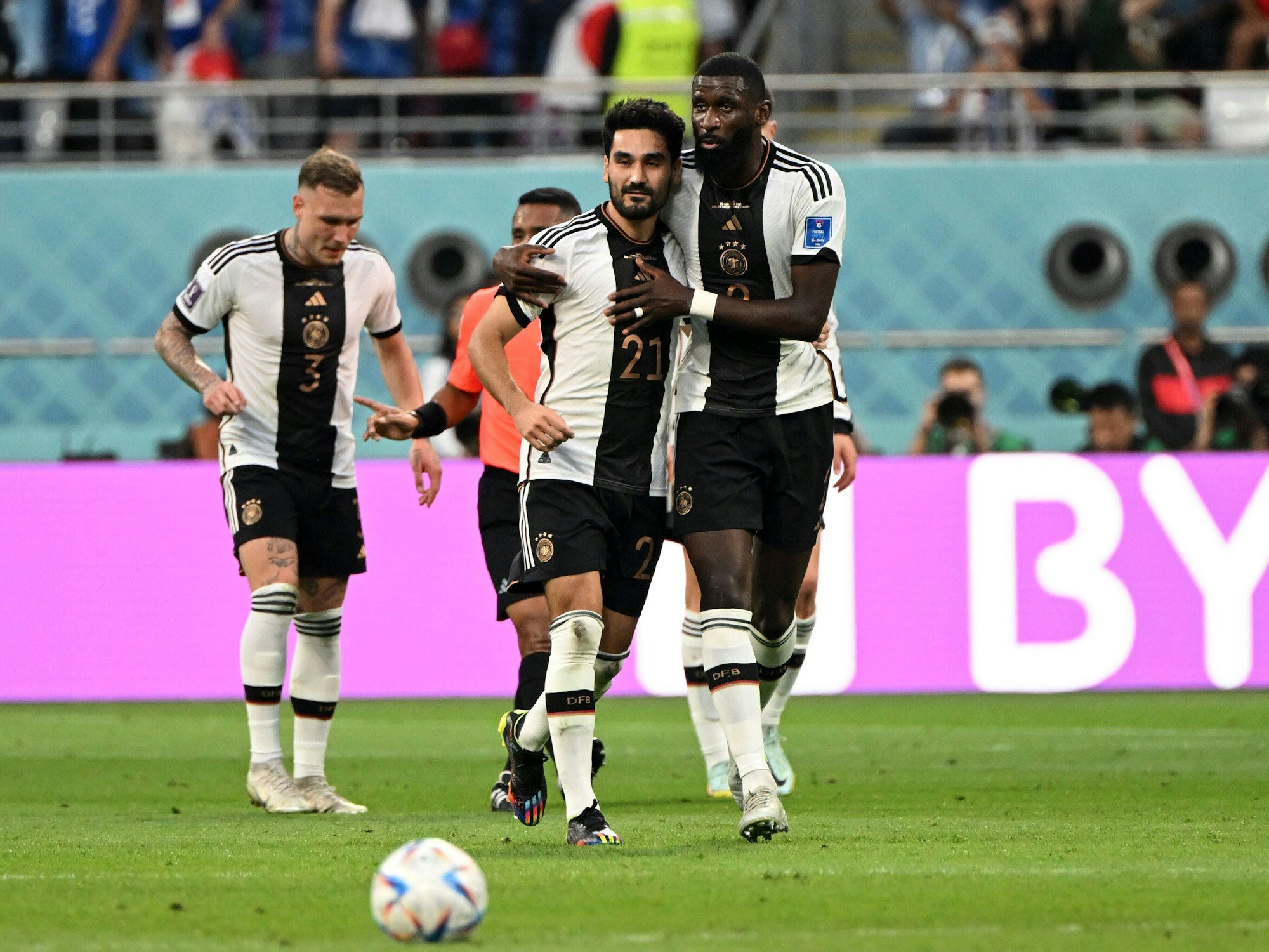 Die Nationalspieler Ilkay Gündogan (M.) und Antonio Rüdiger (r.) gemeinsam beim WM-Spiel gegen Japan am 23. November 2022.