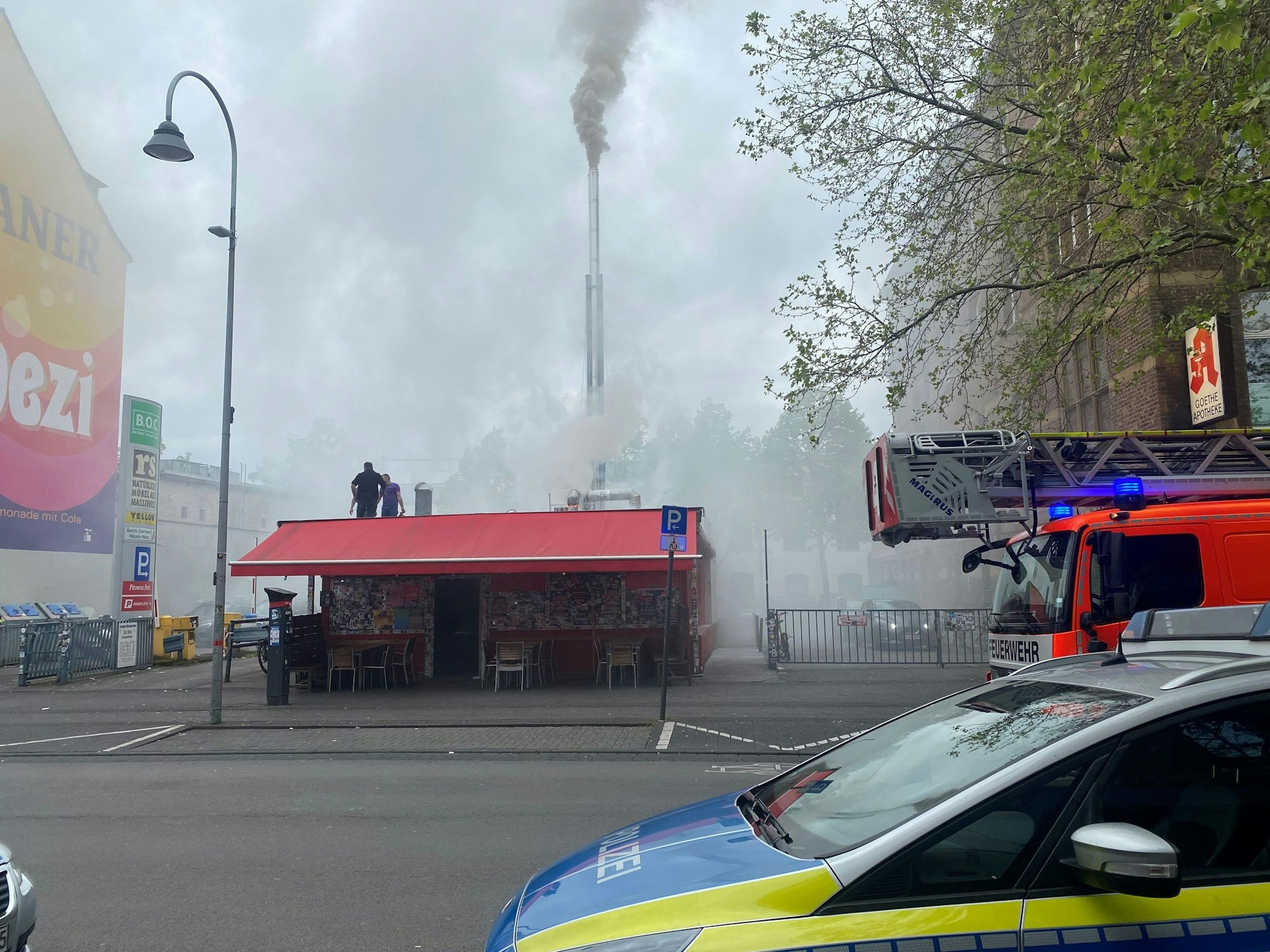 Auf dem Dach des Imbiss Kebapland brach am 8.5.2023 ein Feuer aus.
