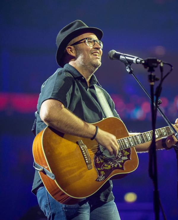 Björn Heuser bei Kölle singt mit seiner Gitarre in der Lanxessarena.