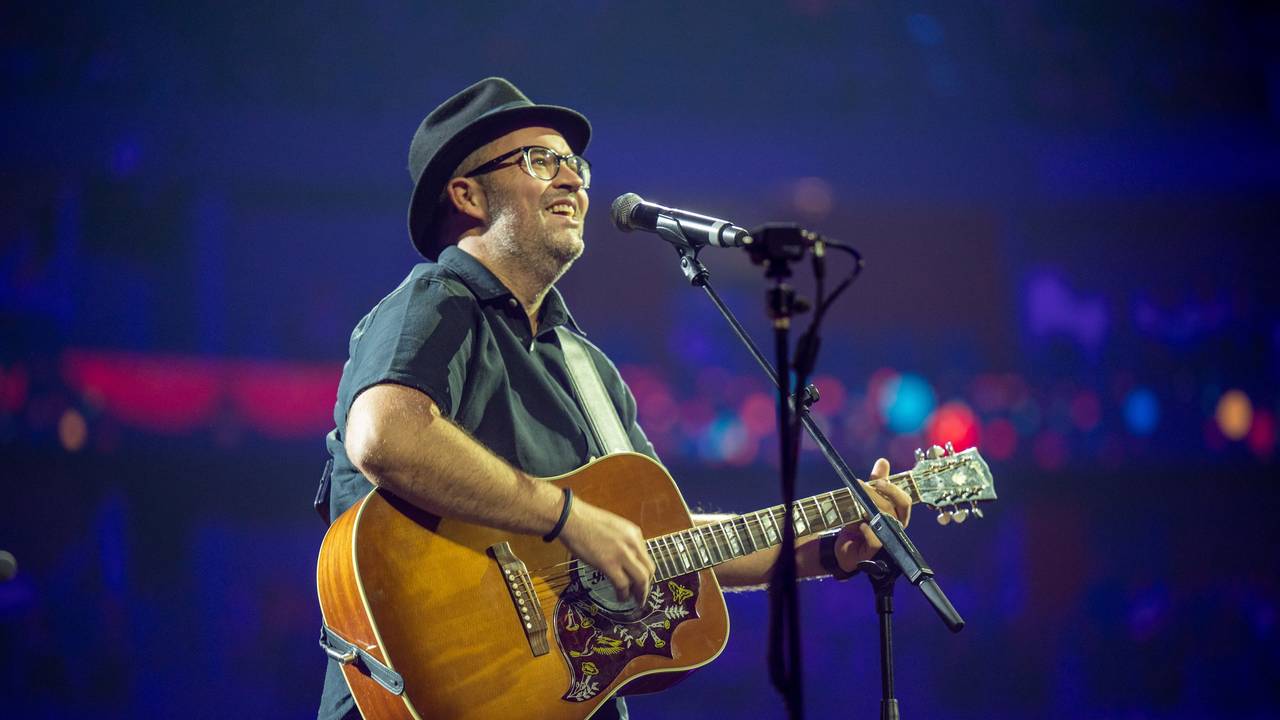 Björn Heuser bei Kölle singt mit seiner Gitarre in der Lanxessarena.