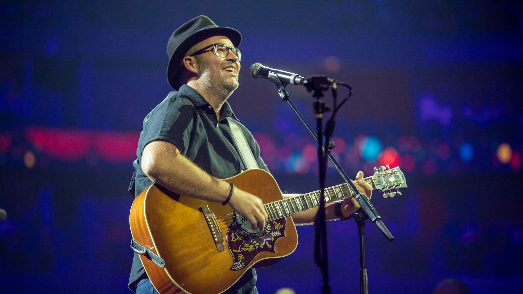 Björn Heuser bei Kölle singt mit seiner Gitarre in der Lanxessarena.