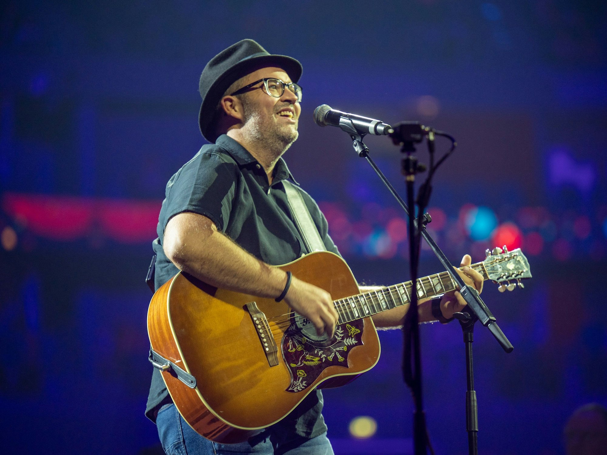 Björn Heuser bei Kölle singt mit seiner Gitarre in der Lanxessarena.