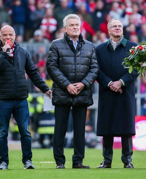 Bayern-Legende Sepp Maier (2.v.l.) bei einer Ehrung zu seinem 75. Geburtstag vor dem Bundesliga-Spiel gegen den VfL Wolfsburg am 9. März 2019.