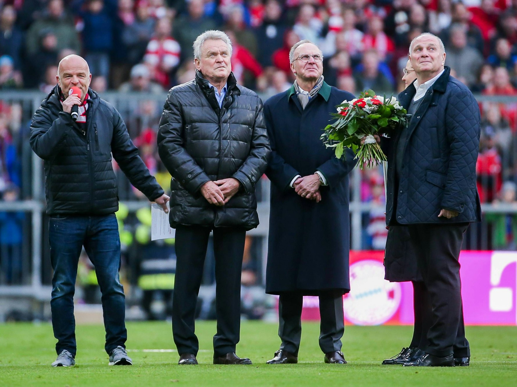 Bayern-Legende Sepp Maier (2.v.l.) bei einer Ehrung zu seinem 75. Geburtstag vor dem Bundesliga-Spiel gegen den VfL Wolfsburg am 9. März 2019.