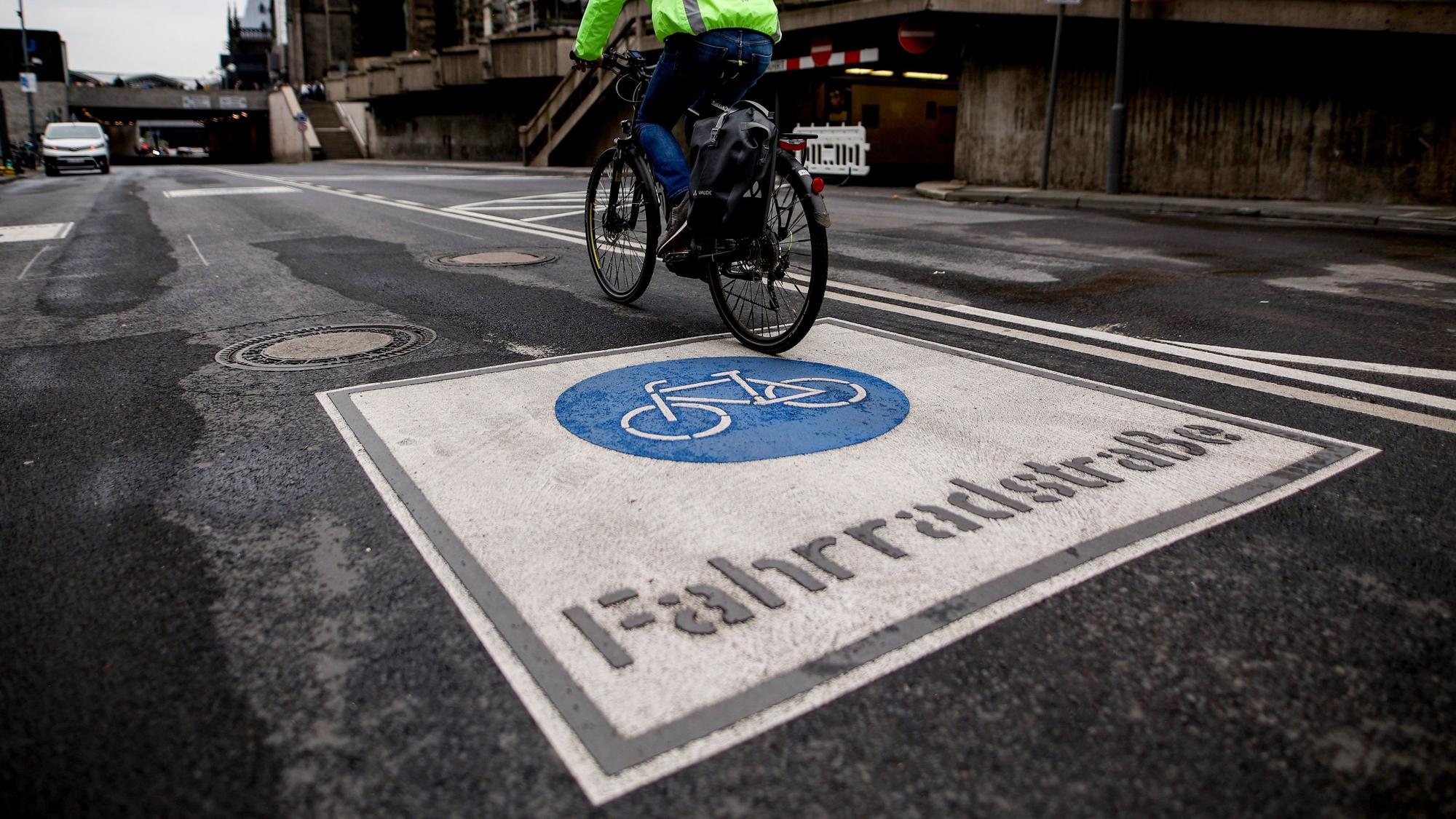 Für Ärger sorgte eine Fahrradstraße im Kölner Stadtteil Rodenkirchen. Das Foto zeigt die Fahrradstraße am Kölner Dom.