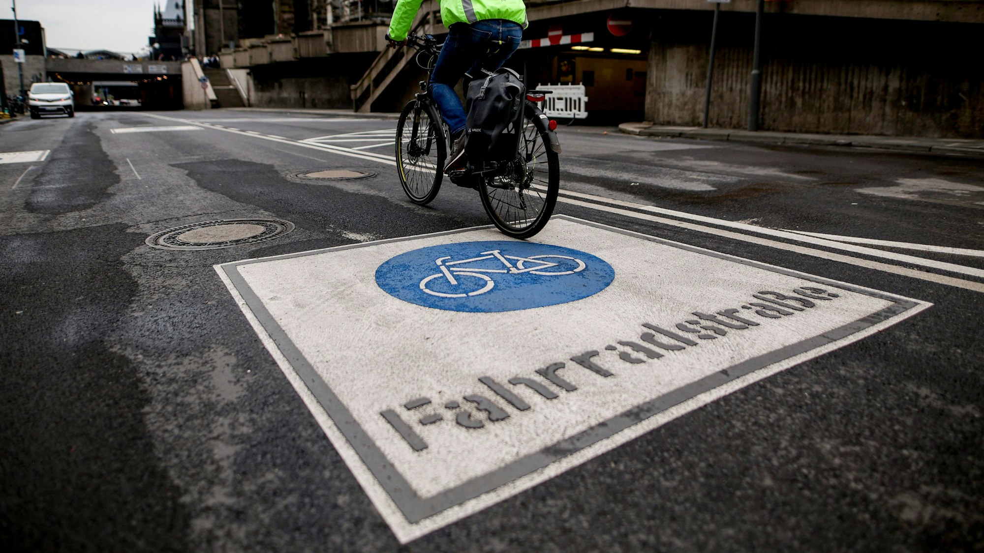 Für Ärger sorgte eine Fahrradstraße im Kölner Stadtteil Rodenkirchen. Das Foto zeigt die Fahrradstraße am Kölner Dom.
