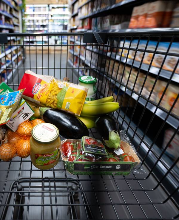 Ein Einkaufswagen mit verschiedenen Lebensmitteln im Supermarkt.